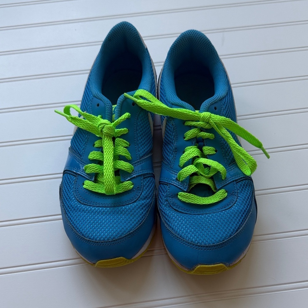 Nike Women’s Blue Sneakers with Neon Green Laces